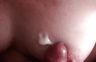 XXX A asiática leva um grande vibrador vídeo pornô de novinha com ela.