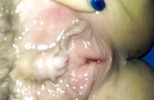 XXX Com um pequeno vibrador amarelo mulher porn para o clítoris